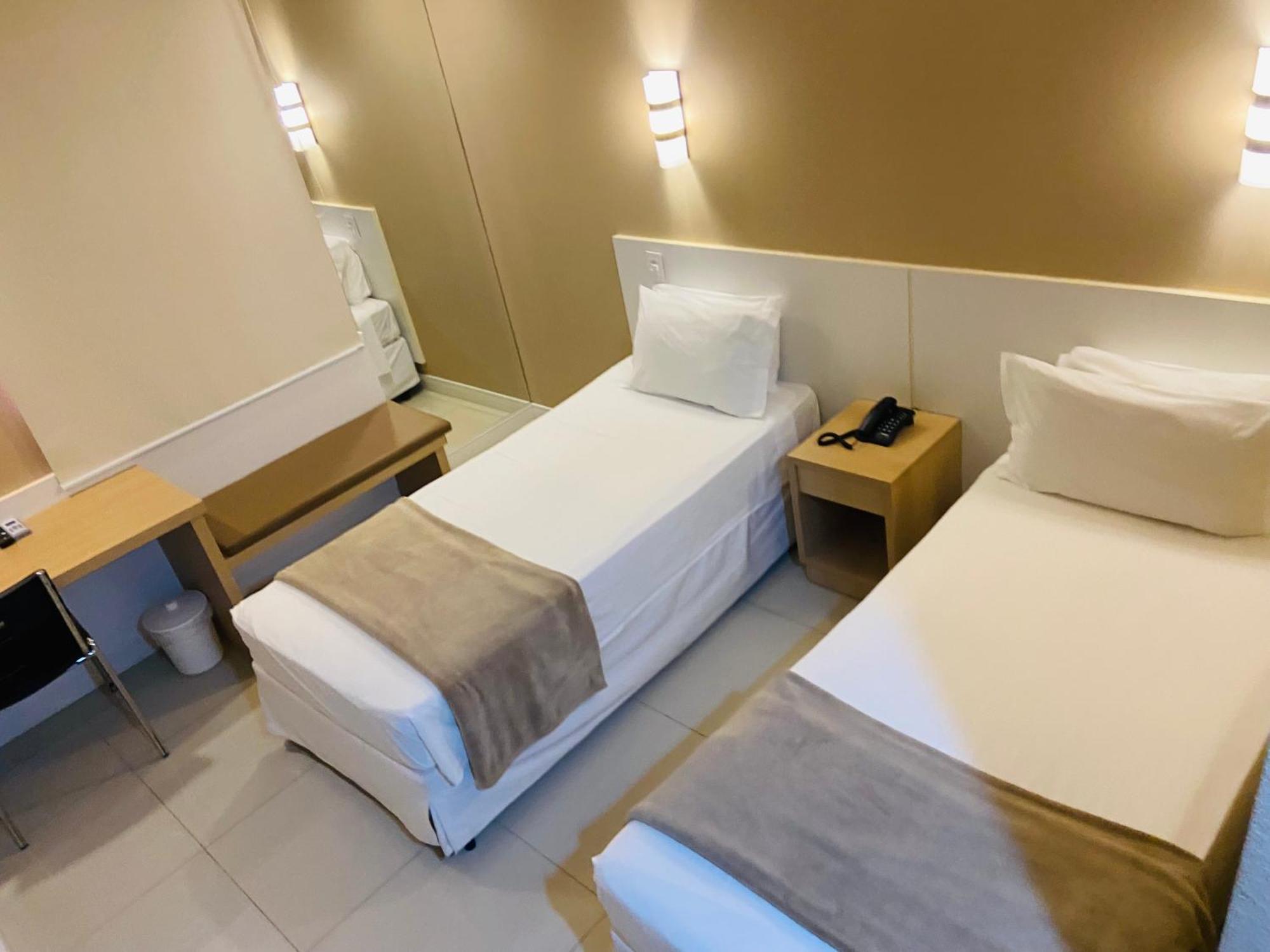 Quarto Econômico com 2 Camas de Solteiro